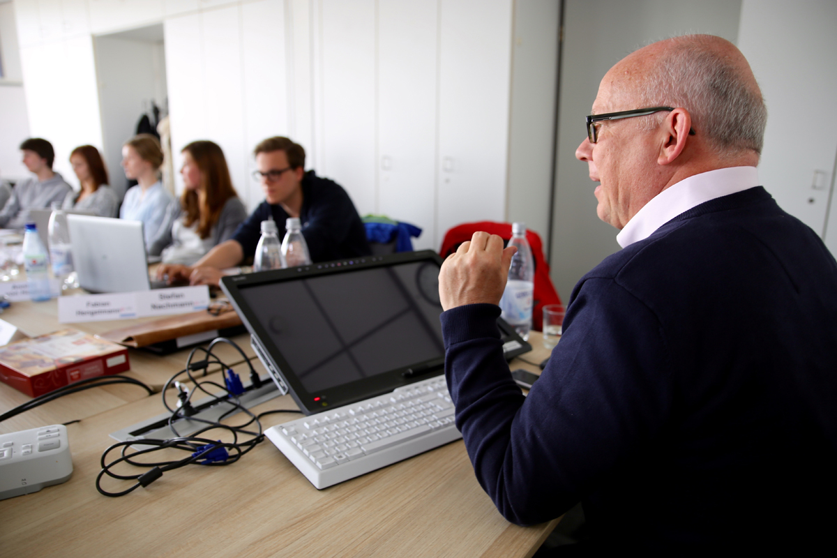 Hans Hoff im Medienjournalismus-Seminar