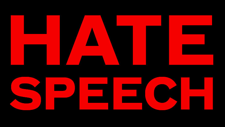 Schriftzug „HATE SPEECH“ in rot auf schwazem Grund.