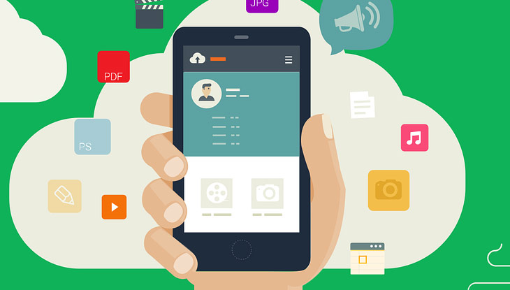 Hand hält Smartphone, im Hintergrund Social-Media-Symbole 