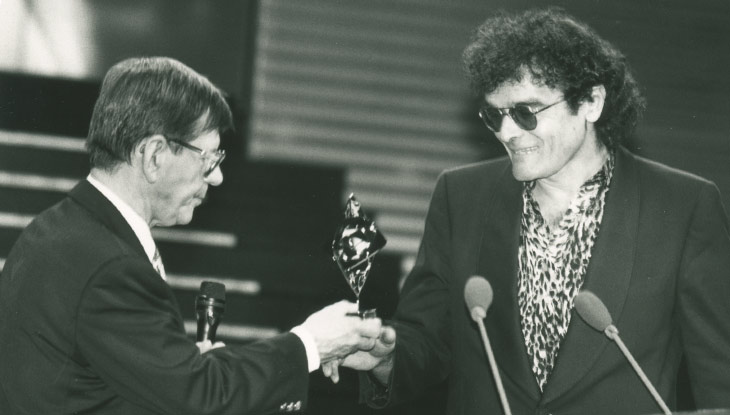 Grimme-Preis-Verleihung 1995: Herbert Feuerstein überreicht Harun Farocki die Trophäe.