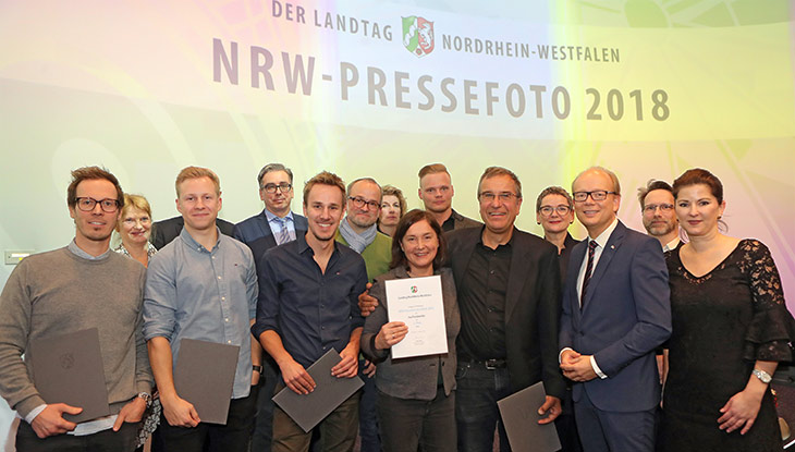 Die Preisträgerin, die Preisträger und die Jury des Wettbewerbs „NRW-Pressefoto 2018“ im Besucherzentrum des Landtags.