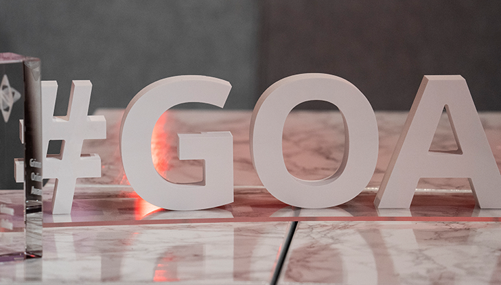  Trophäe und Schriftzug #GOA auf Marmortisch während Preisverleihung GOA 2021. Foto: Arkadiusz Goniwiecha/Grimme-Institut